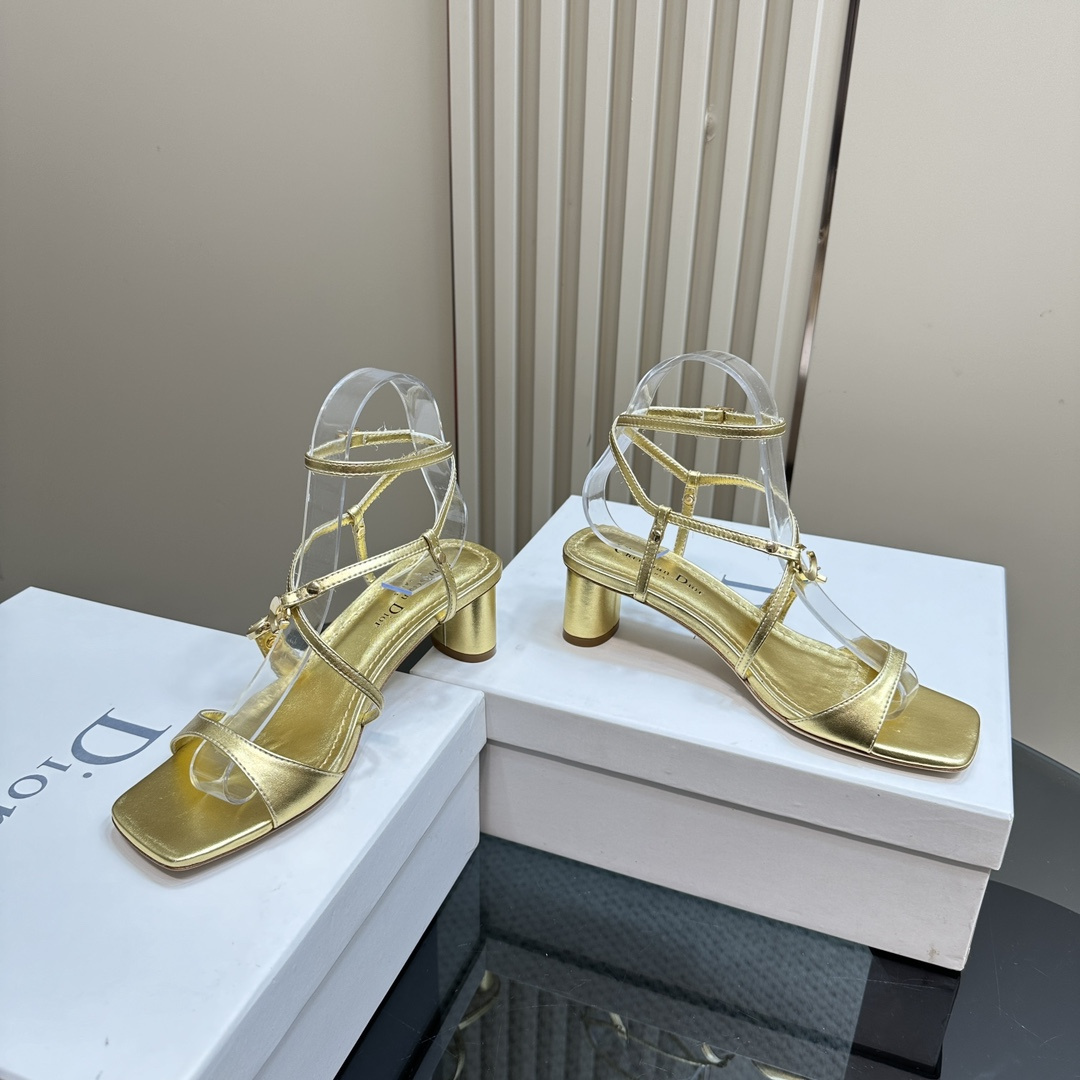高仿Dior*Cest系列KCU057金屬配飾露趾低跟涼鞋金色4CM免檢版