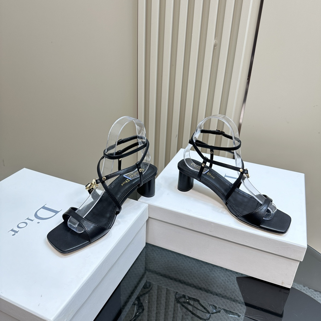 高仿Dior*Cest系列KCU059金屬配飾露趾低跟涼鞋黑色4CM免檢版
