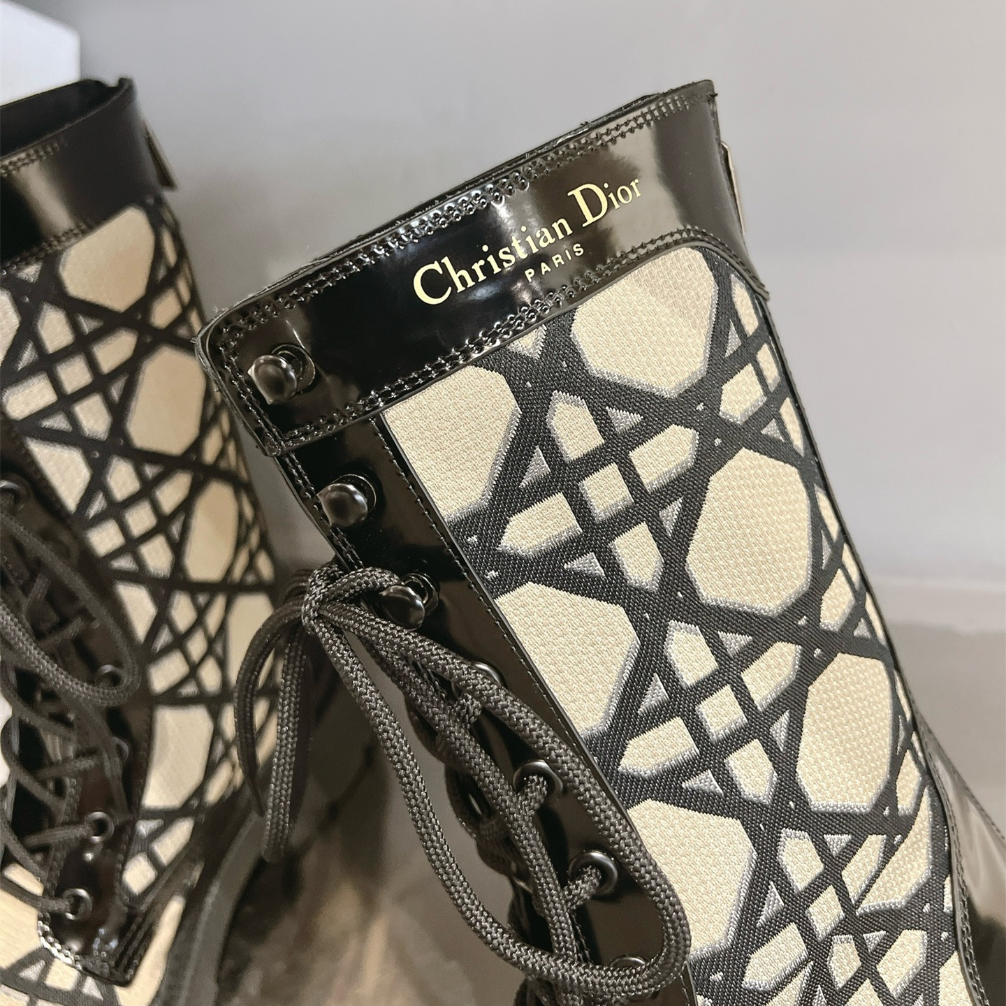 高仿Dior*D-Unit系列KDT135走秀款工裝中筒靴秋冬季卡其免檢版