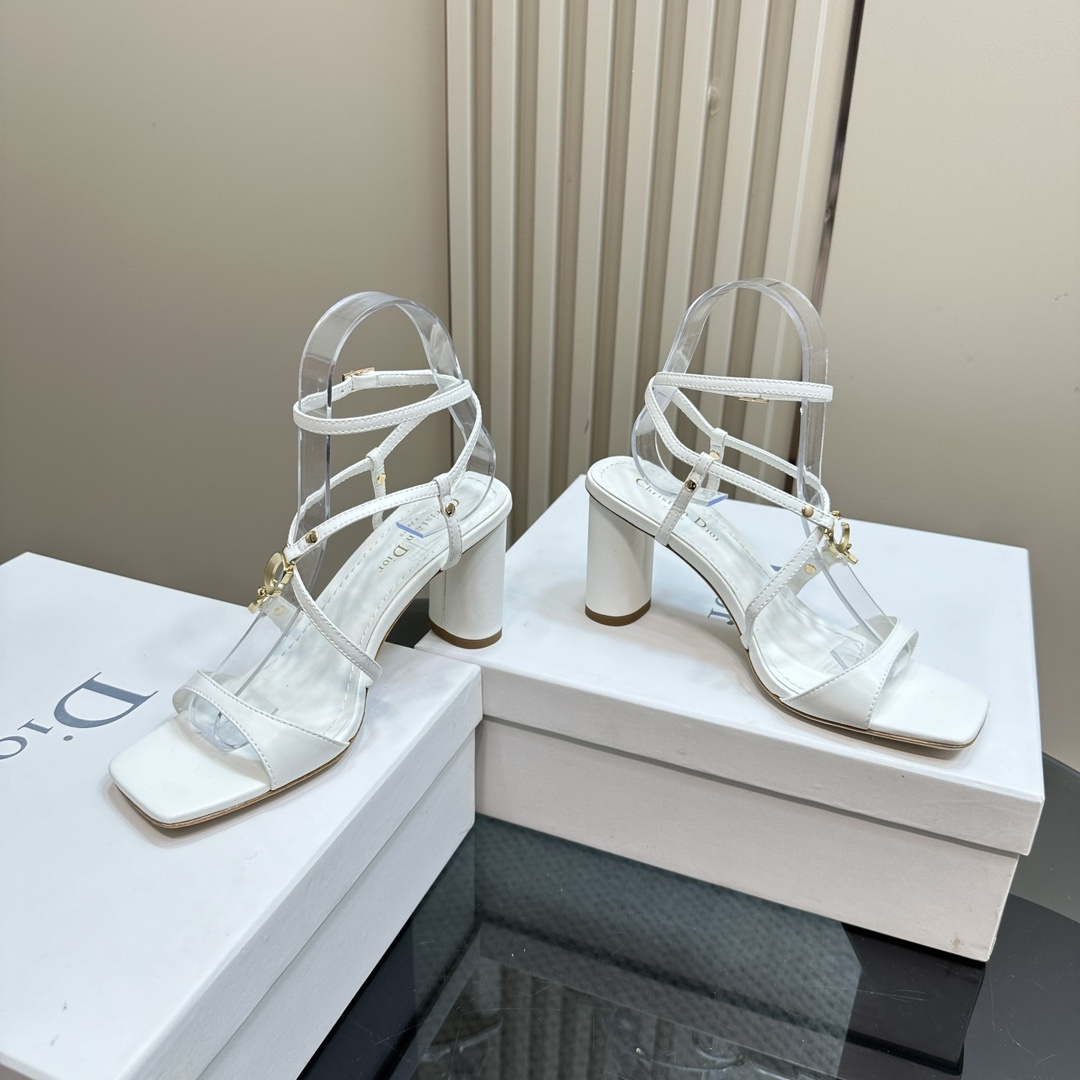 高仿Dior*Cest系列KCO066金屬配飾露趾高跟涼鞋白色8CM免檢版