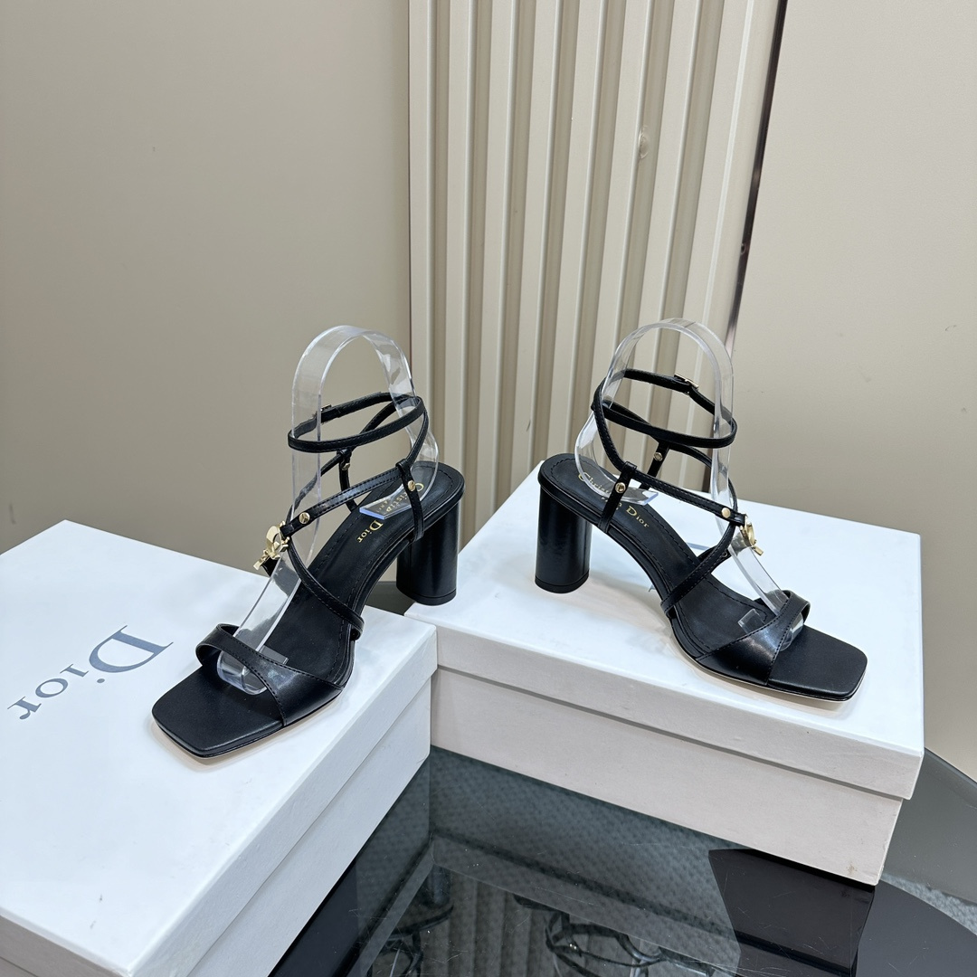 高仿Dior*Cest系列KCO069金屬配飾露趾高跟涼鞋黑色8CM免檢版