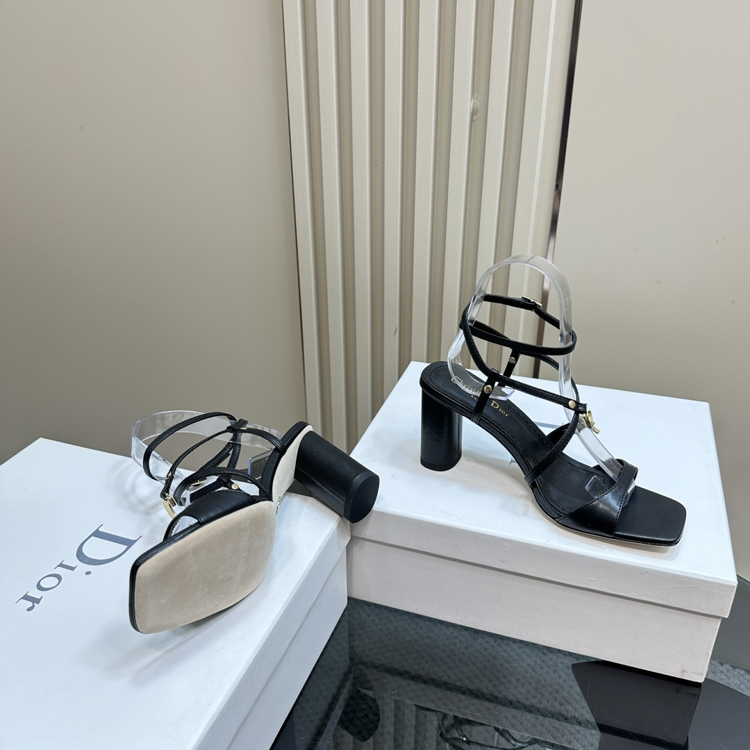 高仿Dior*Cest系列KCO069金屬配飾露趾高跟涼鞋黑色8CM免檢版
