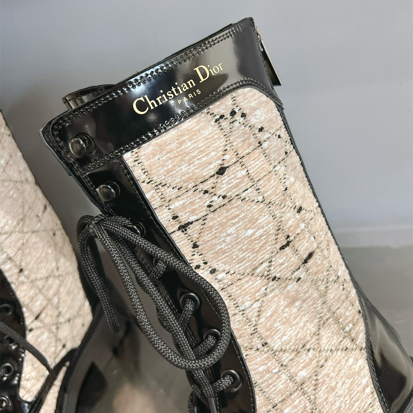 高仿Dior*D-Unit系列KDT132走秀款工裝中筒靴秋冬季膚色免檢版