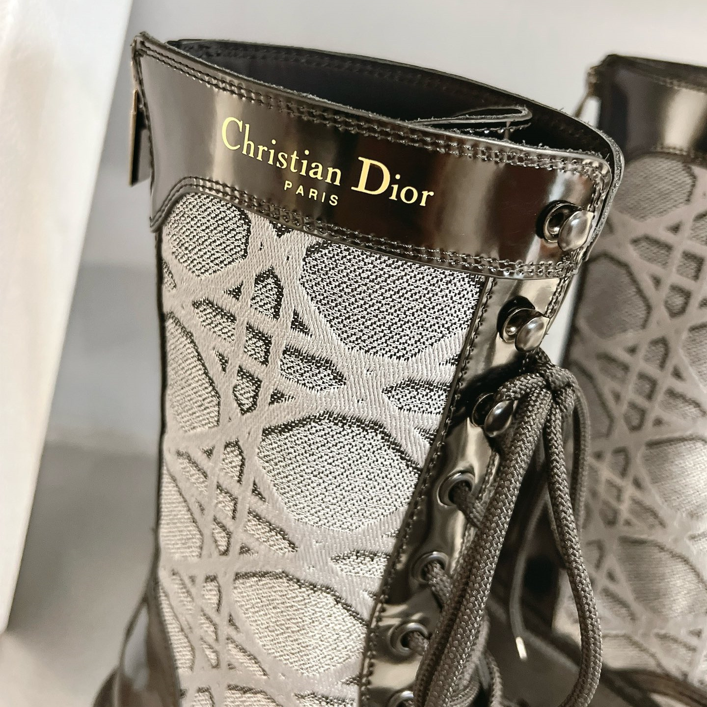 高仿Dior*D-Unit系列KDT134走秀款工裝中筒靴秋冬季灰色免檢版