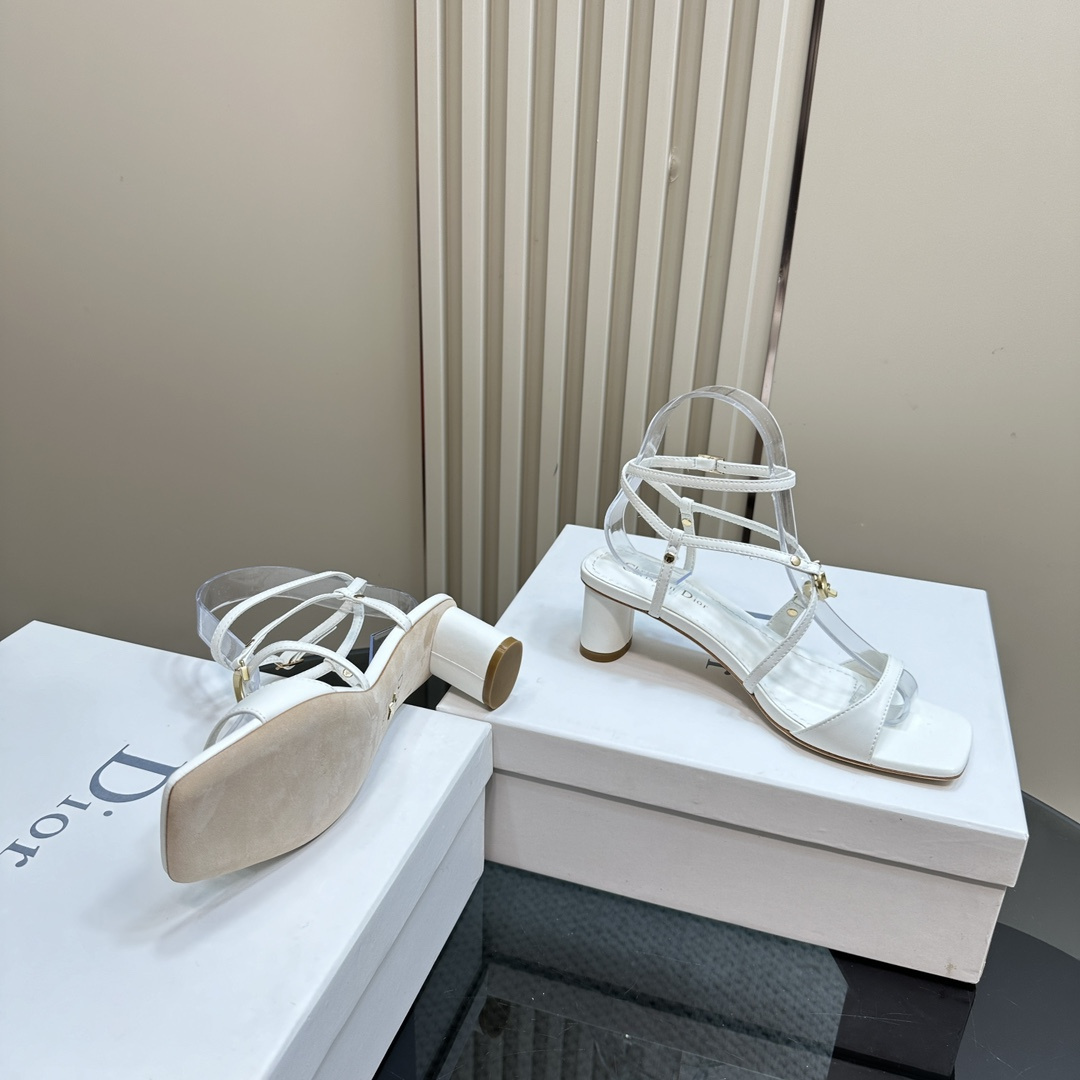 高仿Dior*Cest系列KCU056金屬配飾露趾低跟涼鞋白色4CM免檢版
