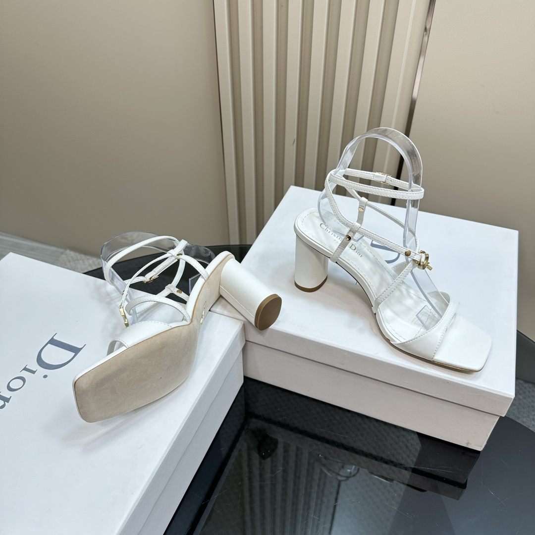 高仿Dior*Cest系列KCO066金屬配飾露趾高跟涼鞋白色8CM免檢版