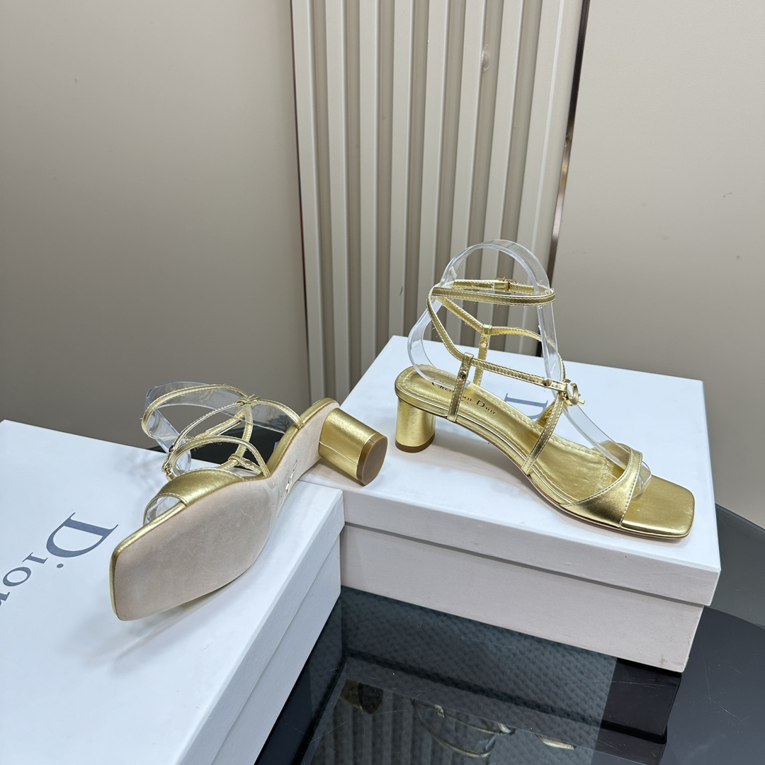 高仿Dior*Cest系列KCU057金屬配飾露趾低跟涼鞋金色4CM免檢版