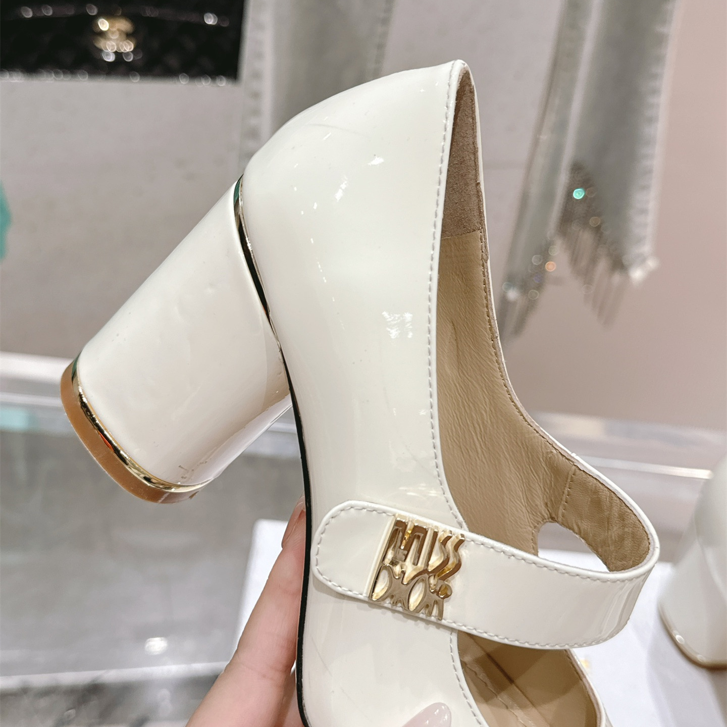 高仿Dior*Miss系列KVV321方頭粗跟單鞋8CM白色漆皮免檢版