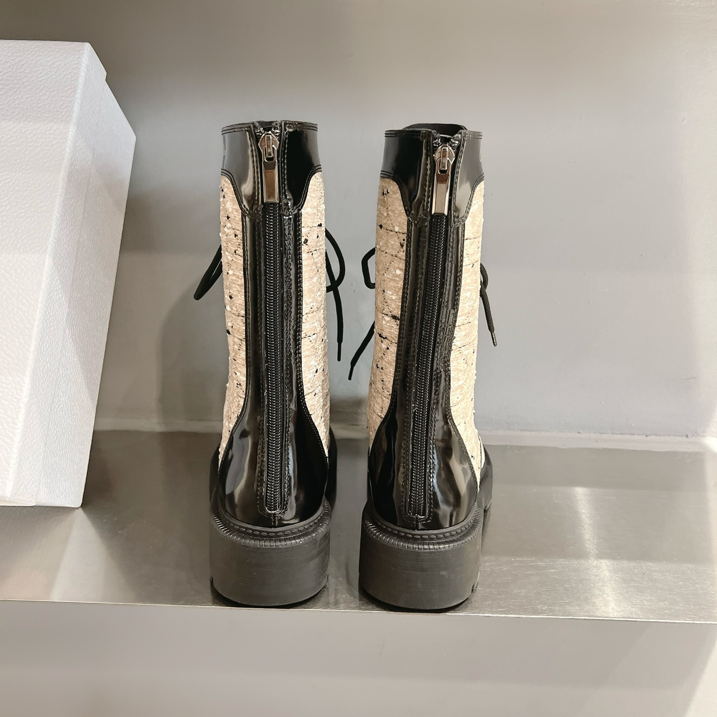 高仿Dior*D-Unit系列KDT132走秀款工裝中筒靴秋冬季膚色免檢版