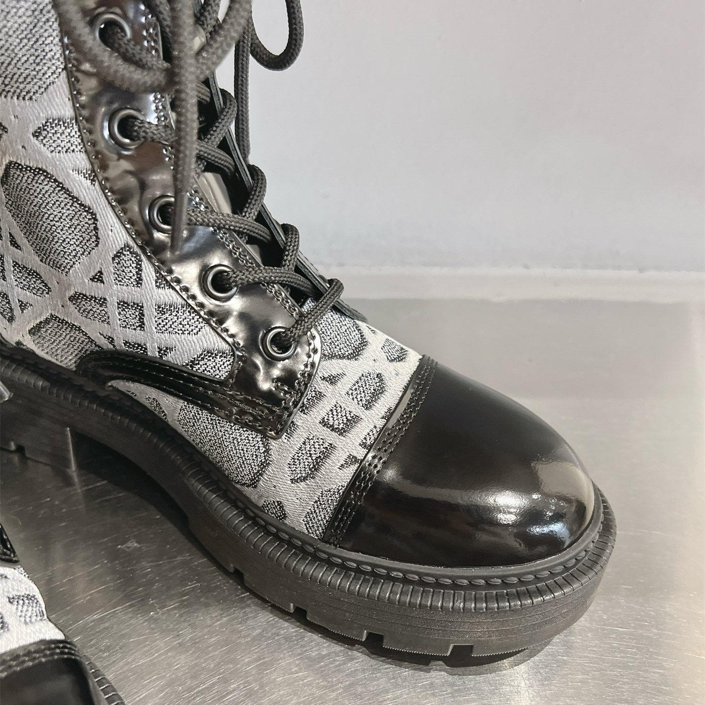 高仿Dior*D-Unit系列KDT134走秀款工裝中筒靴秋冬季灰色免檢版