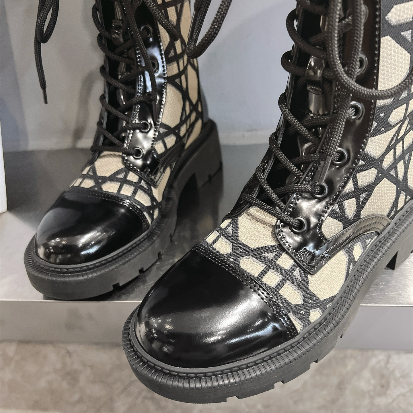 高仿Dior*D-Unit系列KDT135走秀款工裝中筒靴秋冬季卡其免檢版