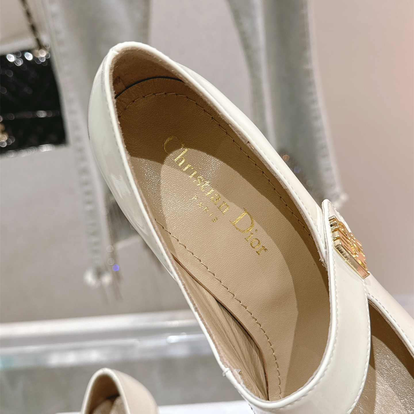 高仿Dior*Miss系列KVV321方頭粗跟單鞋8CM白色漆皮免檢版