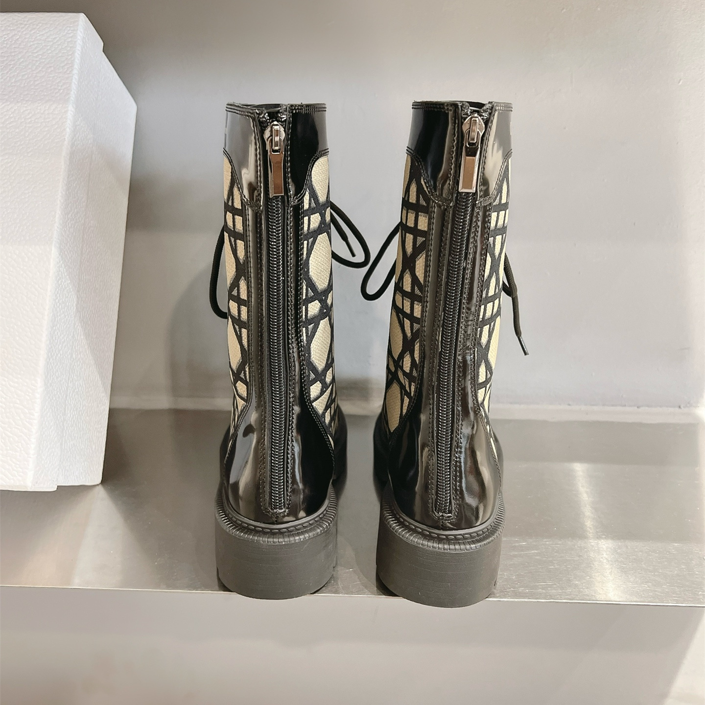 高仿Dior*D-Unit系列KDT135走秀款工裝中筒靴秋冬季卡其免檢版