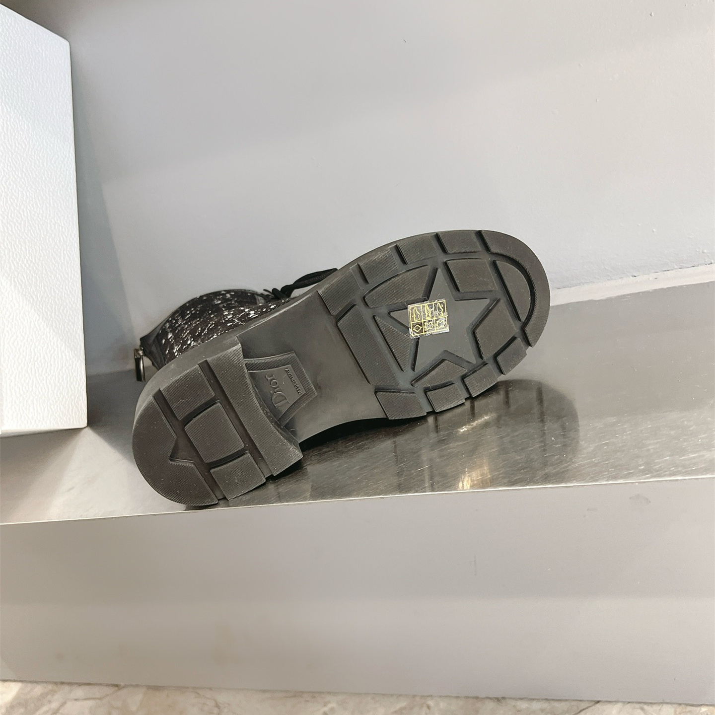 高仿Dior*D-Unit系列KDT132走秀款工裝中筒靴秋冬季黑色免檢版