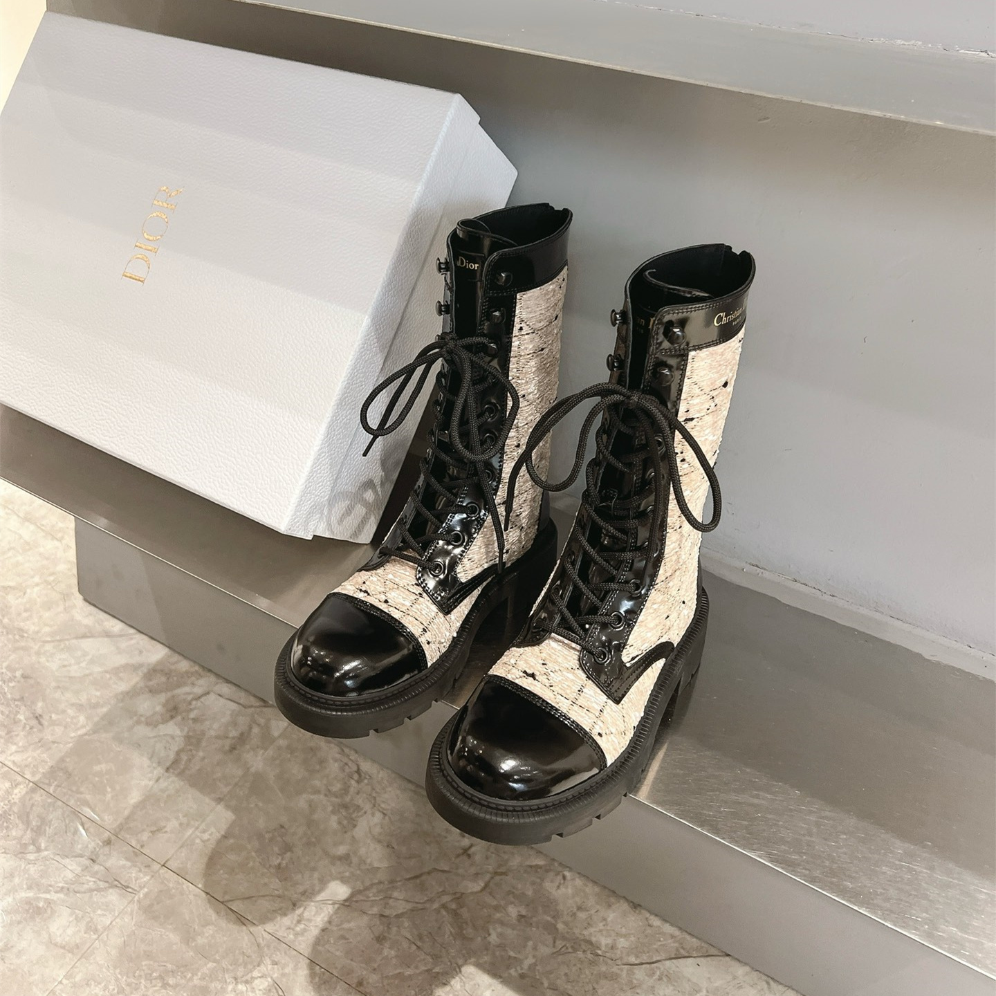 高仿Dior*D-Unit系列KDT132走秀款工裝中筒靴秋冬季膚色免檢版