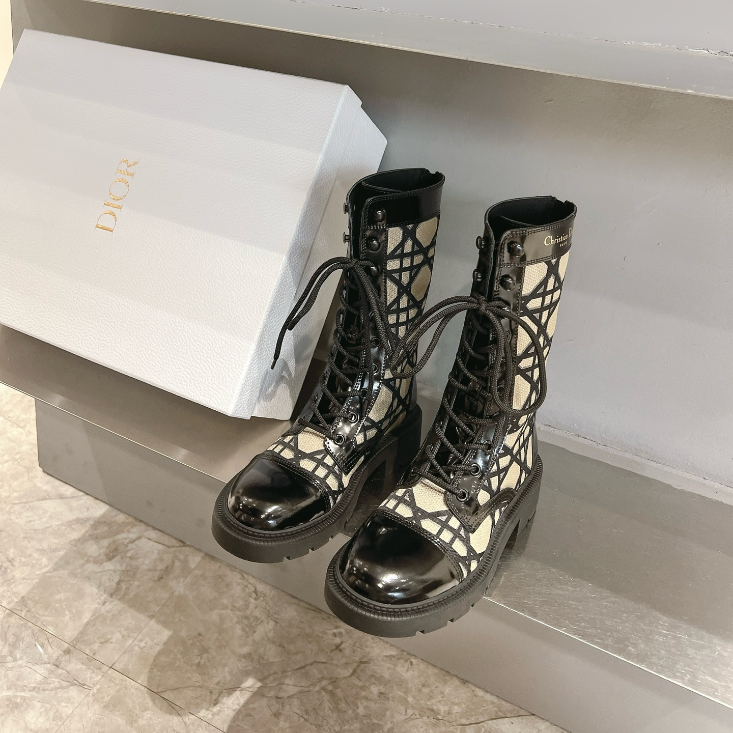 高仿Dior*D-Unit系列KDT135走秀款工裝中筒靴秋冬季卡其免檢版