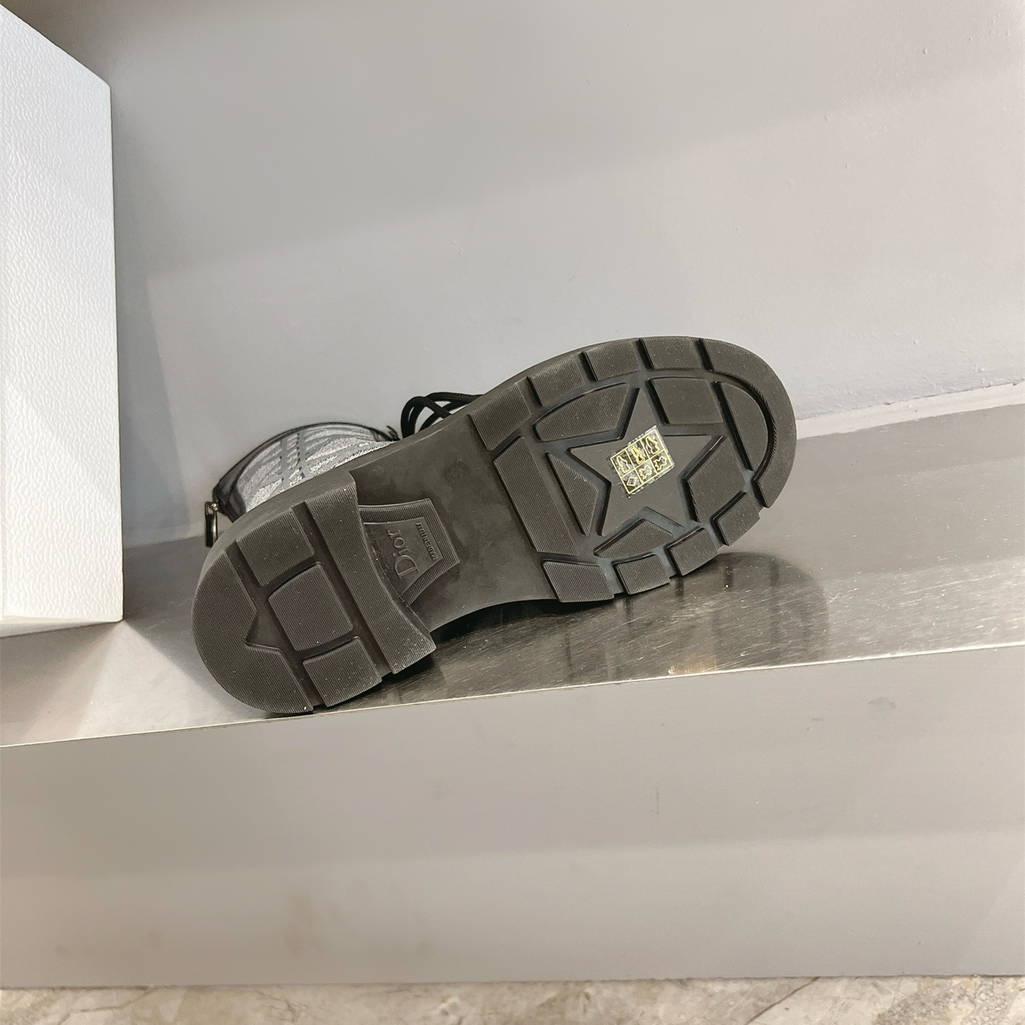 高仿Dior*D-Unit系列KDT134走秀款工裝中筒靴秋冬季灰色免檢版