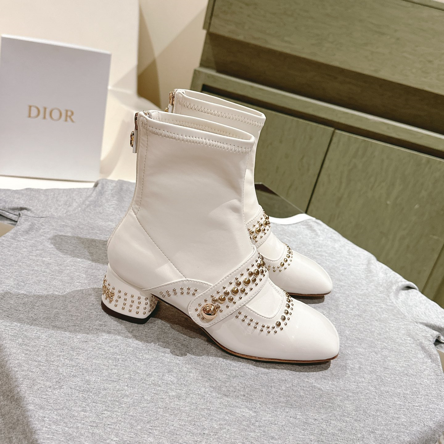 高仿Dior*Belle-D系列KCT064柳釘拉鏈短靴4CM白色免檢版