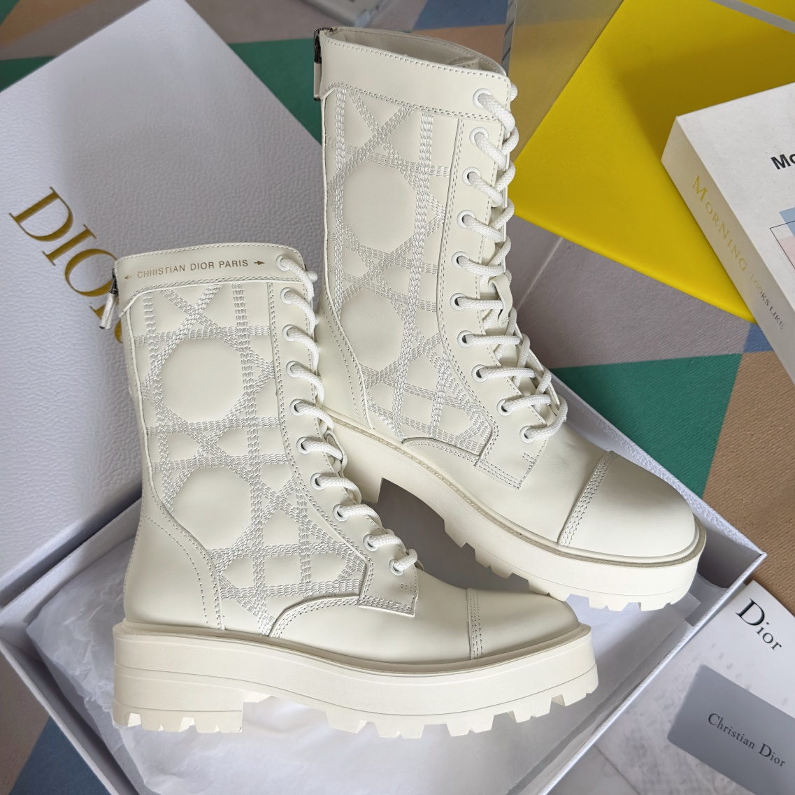 高仿Dior*D-Unit系列KCI960圓頭厚底馬丁靴牛皮白色免檢版