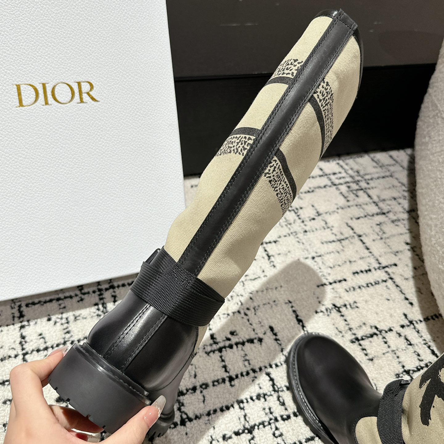 高仿Dior*D-Major系列KDI930塗鴉中筒靴卡其免檢版