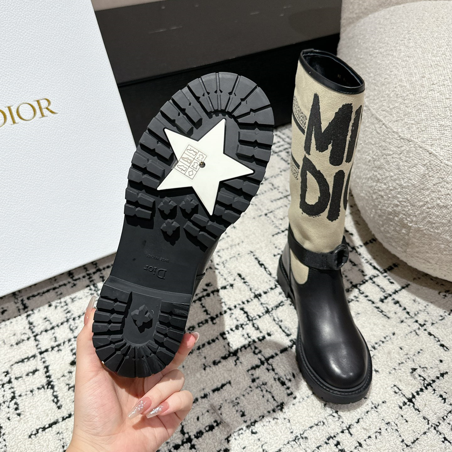 高仿Dior*D-Major系列KDI930塗鴉中筒靴卡其免檢版