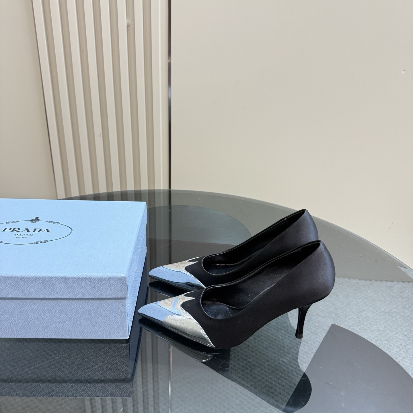 高仿Prada*春夏系列1l968N金屬漆皮尖頭細高踭鞋8.5CM黑色免檢版