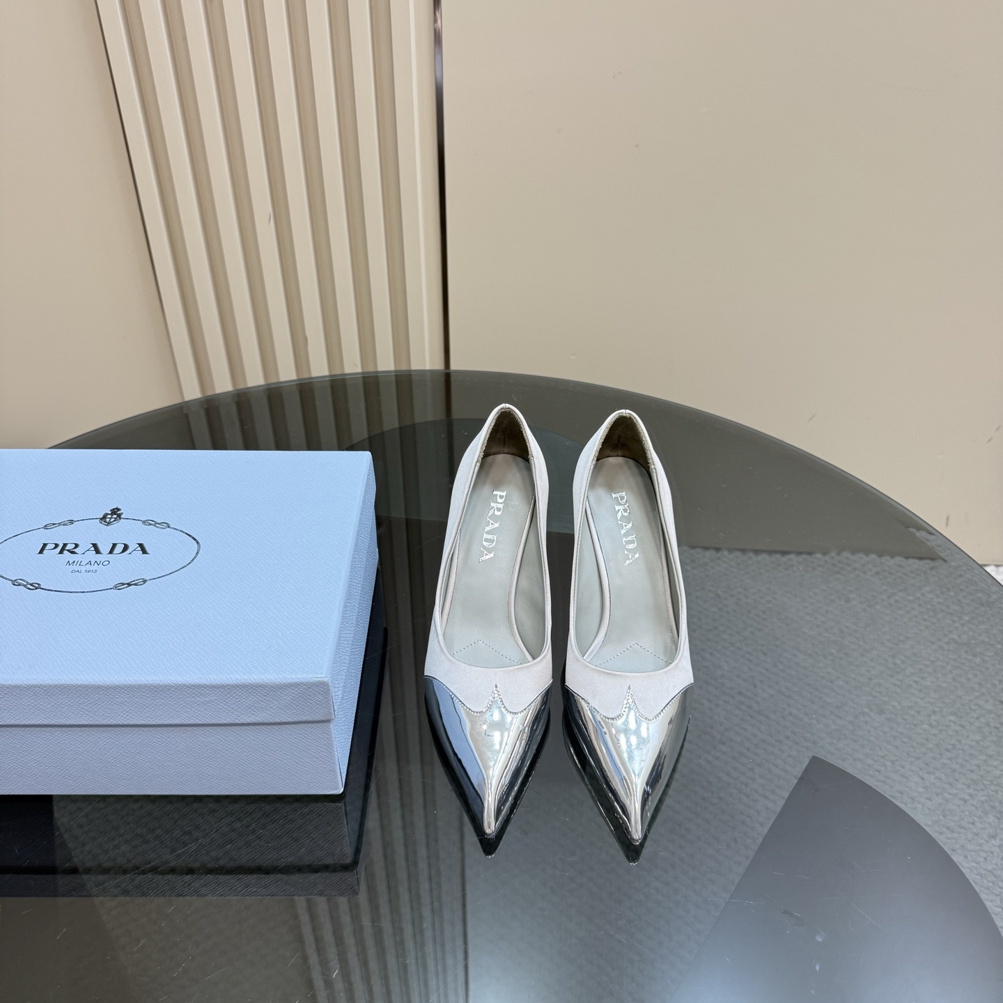 高仿Prada*春夏系列1l968O金屬漆皮尖頭細高踭鞋8.5CM米白免檢版