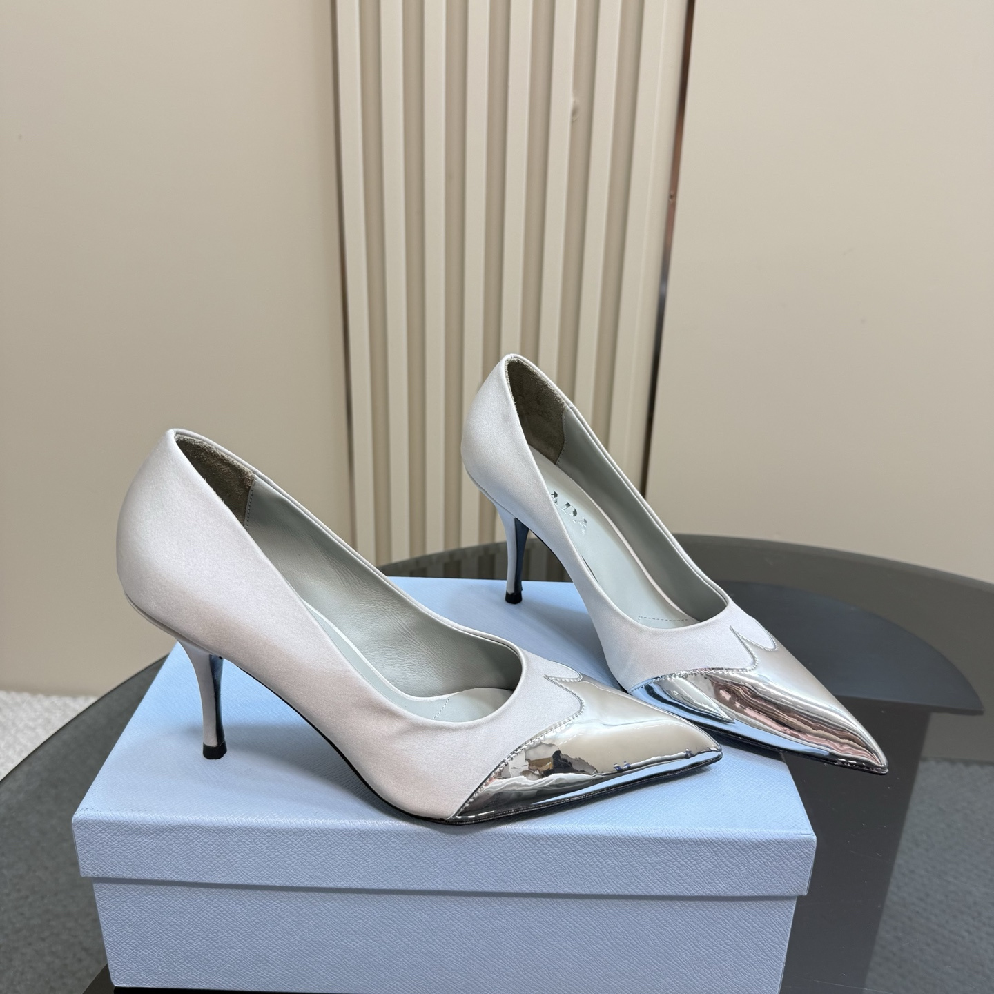 高仿Prada*春夏系列1l968O金屬漆皮尖頭細高踭鞋8.5CM米白免檢版