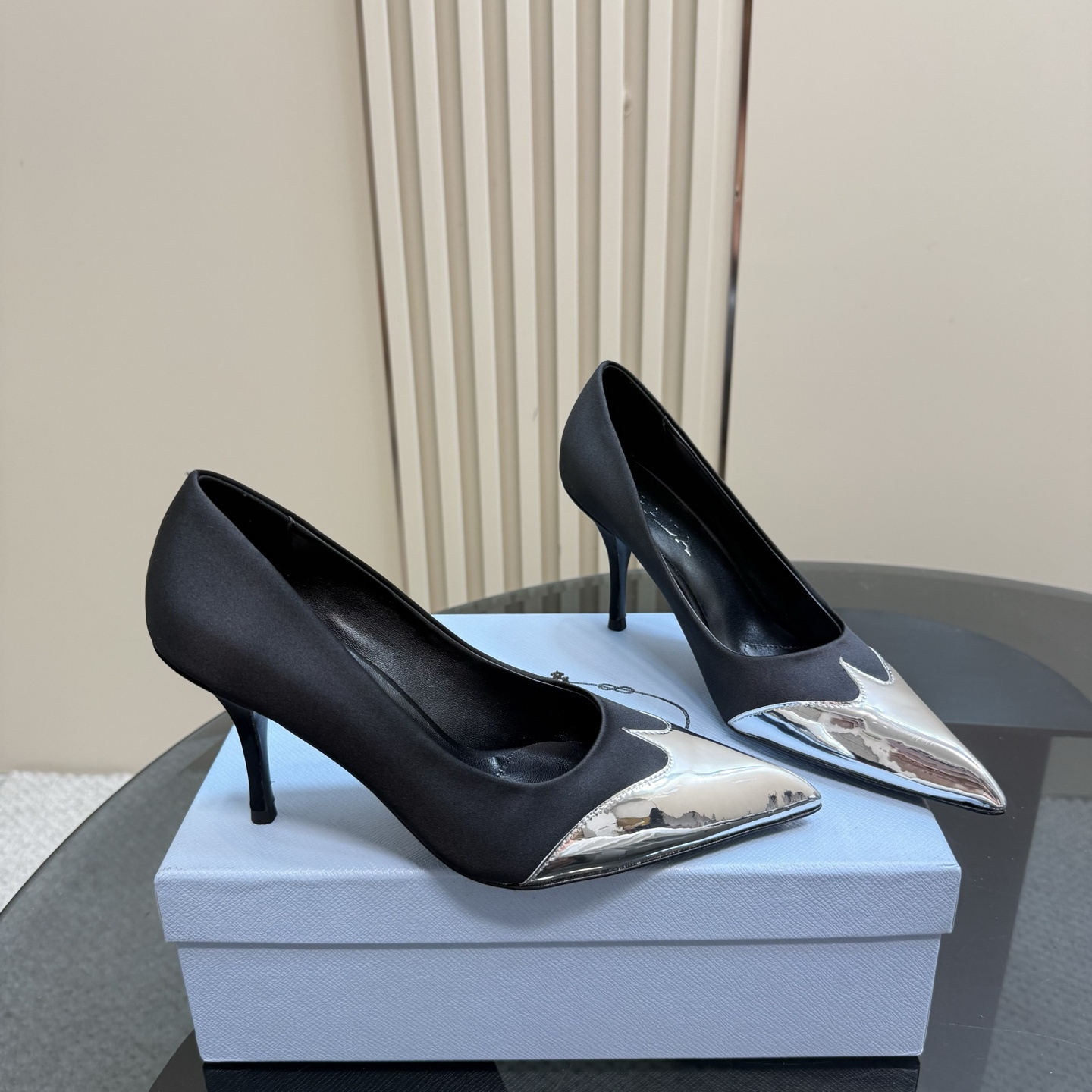 高仿Prada*春夏系列1l968N金屬漆皮尖頭細高踭鞋8.5CM黑色免檢版