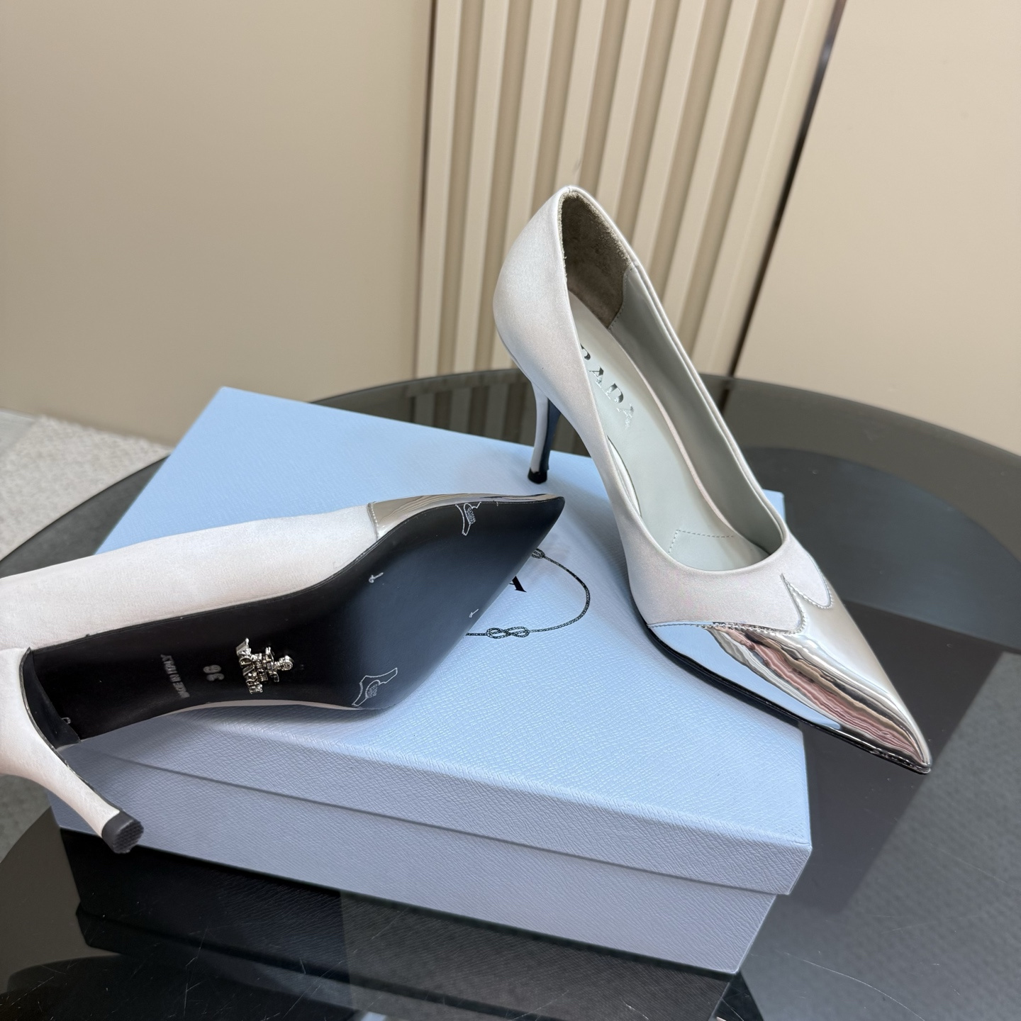 高仿Prada*春夏系列1l968O金屬漆皮尖頭細高踭鞋8.5CM米白免檢版
