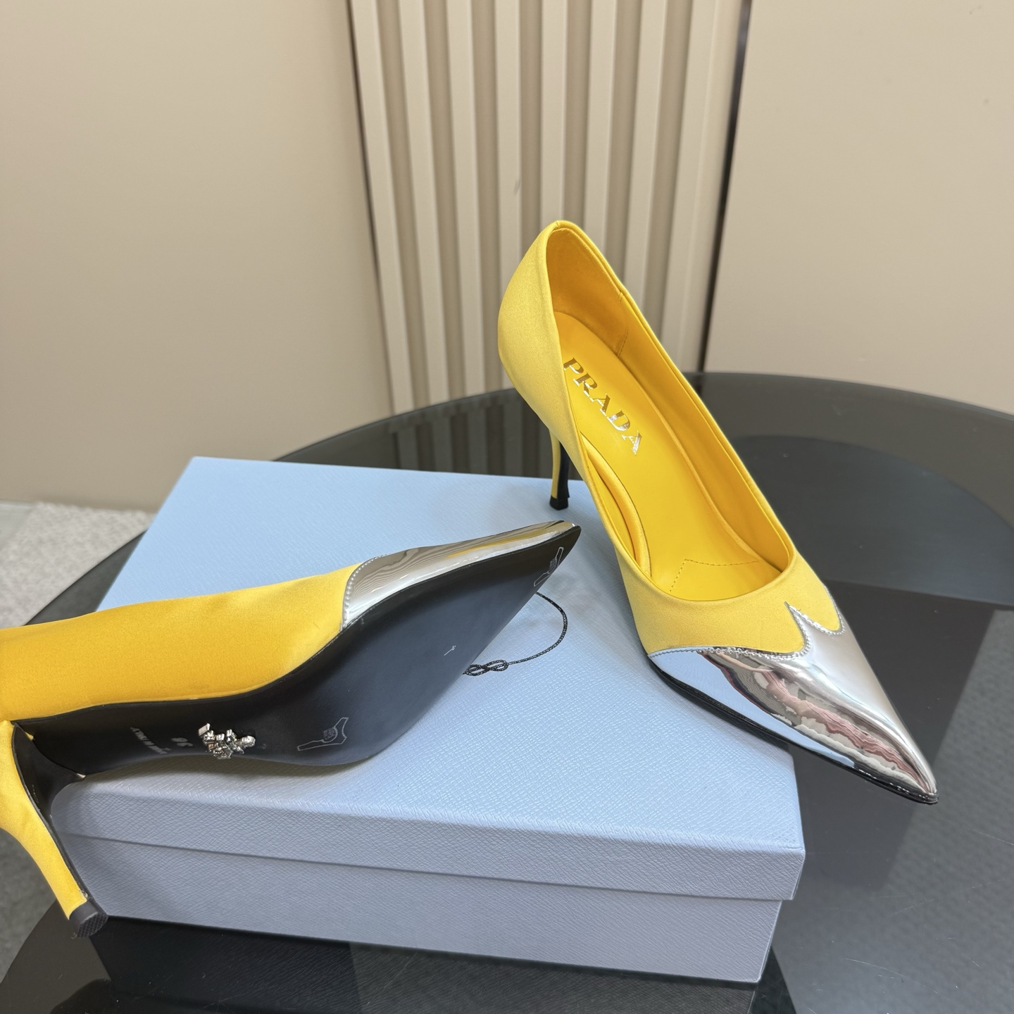 高仿Prada*春夏系列1l968M金屬漆皮尖頭細高踭鞋8.5CM黃色免檢版