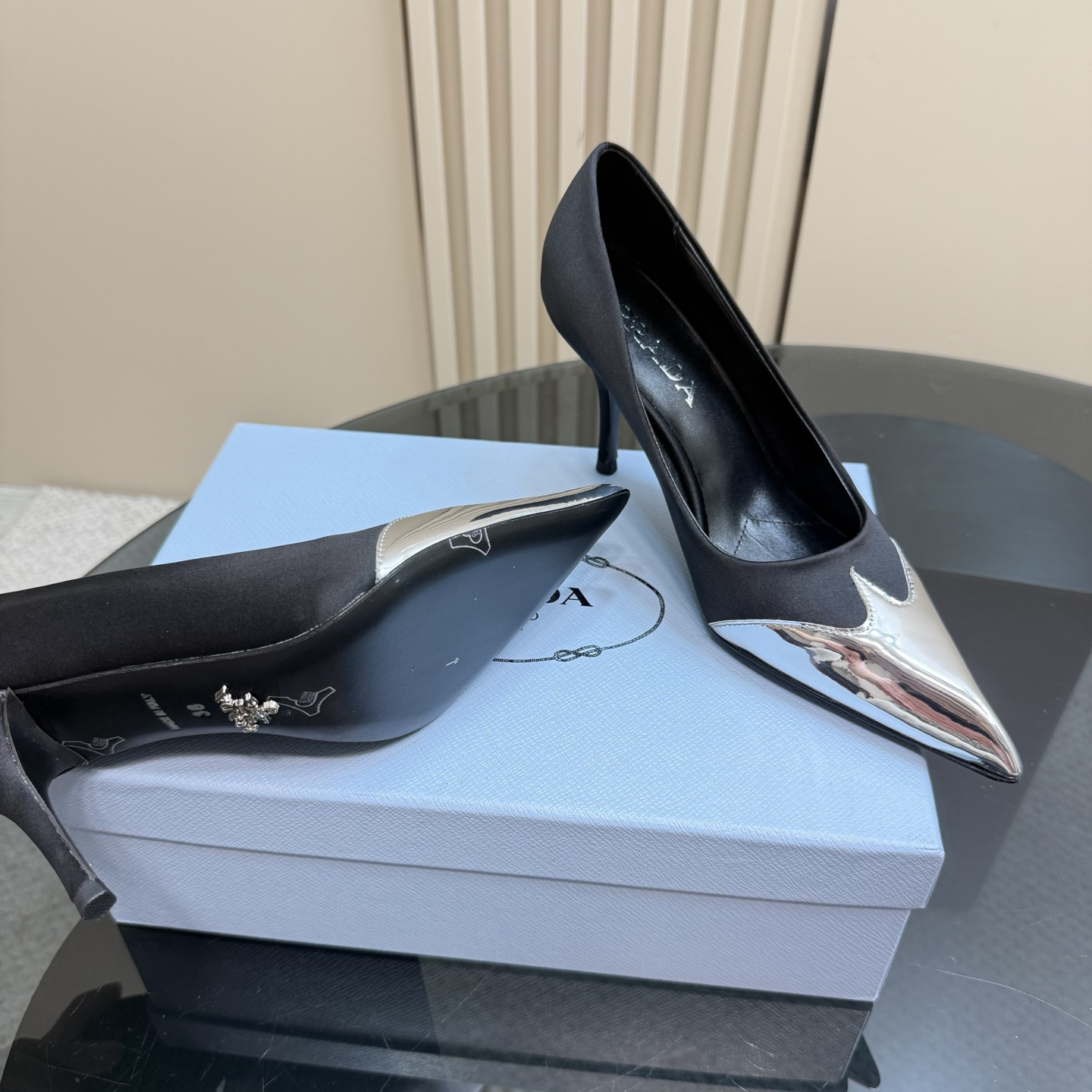 高仿Prada*春夏系列1l968N金屬漆皮尖頭細高踭鞋8.5CM黑色免檢版