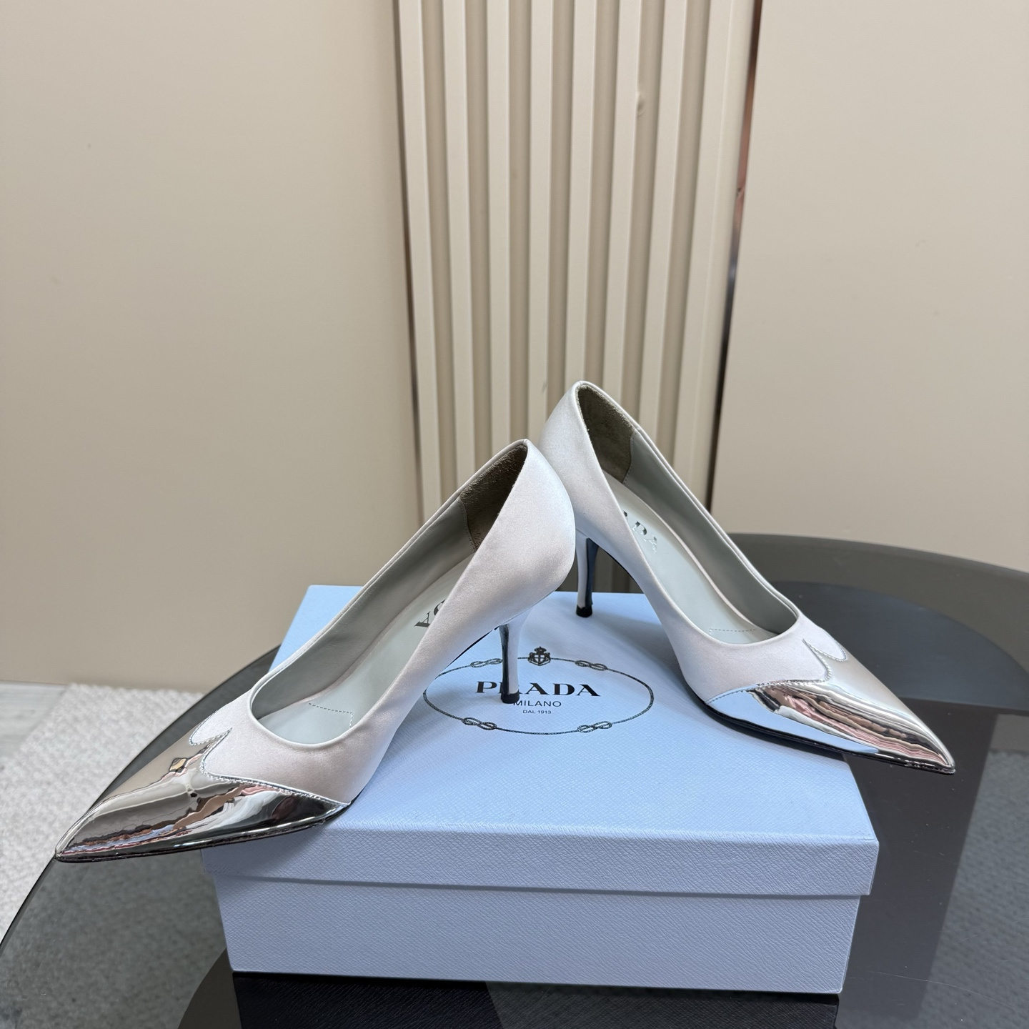 高仿Prada*春夏系列1l968O金屬漆皮尖頭細高踭鞋8.5CM米白免檢版