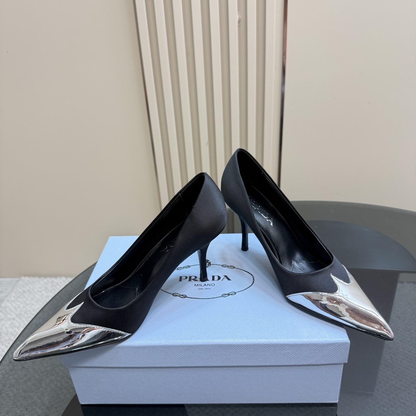 高仿Prada*春夏系列1l968N金屬漆皮尖頭細高踭鞋8.5CM黑色免檢版
