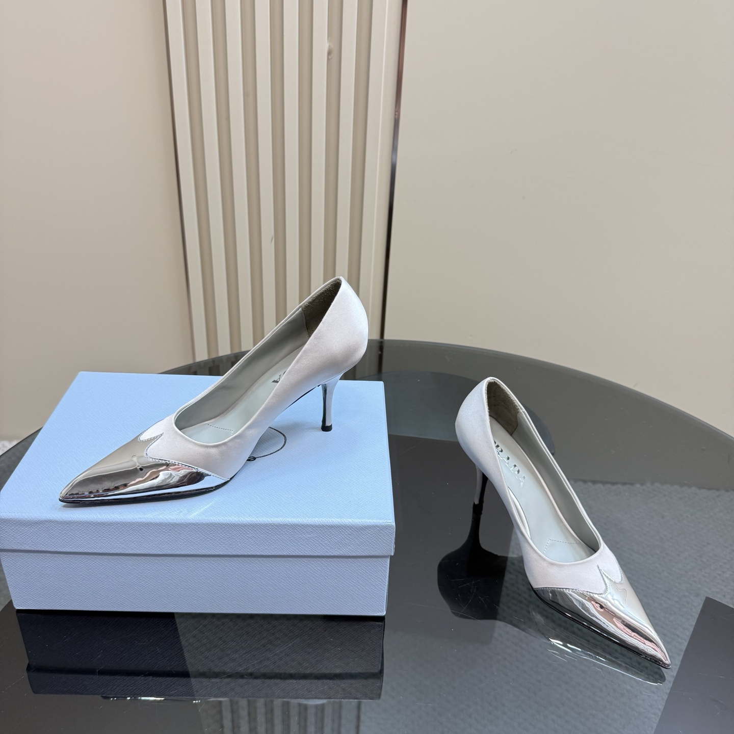 高仿Prada*春夏系列1l968O金屬漆皮尖頭細高踭鞋8.5CM米白免檢版