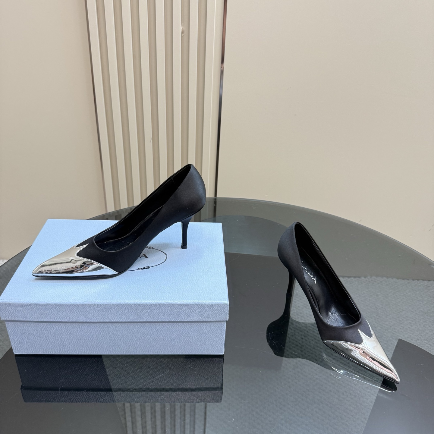 高仿Prada*春夏系列1l968N金屬漆皮尖頭細高踭鞋8.5CM黑色免檢版
