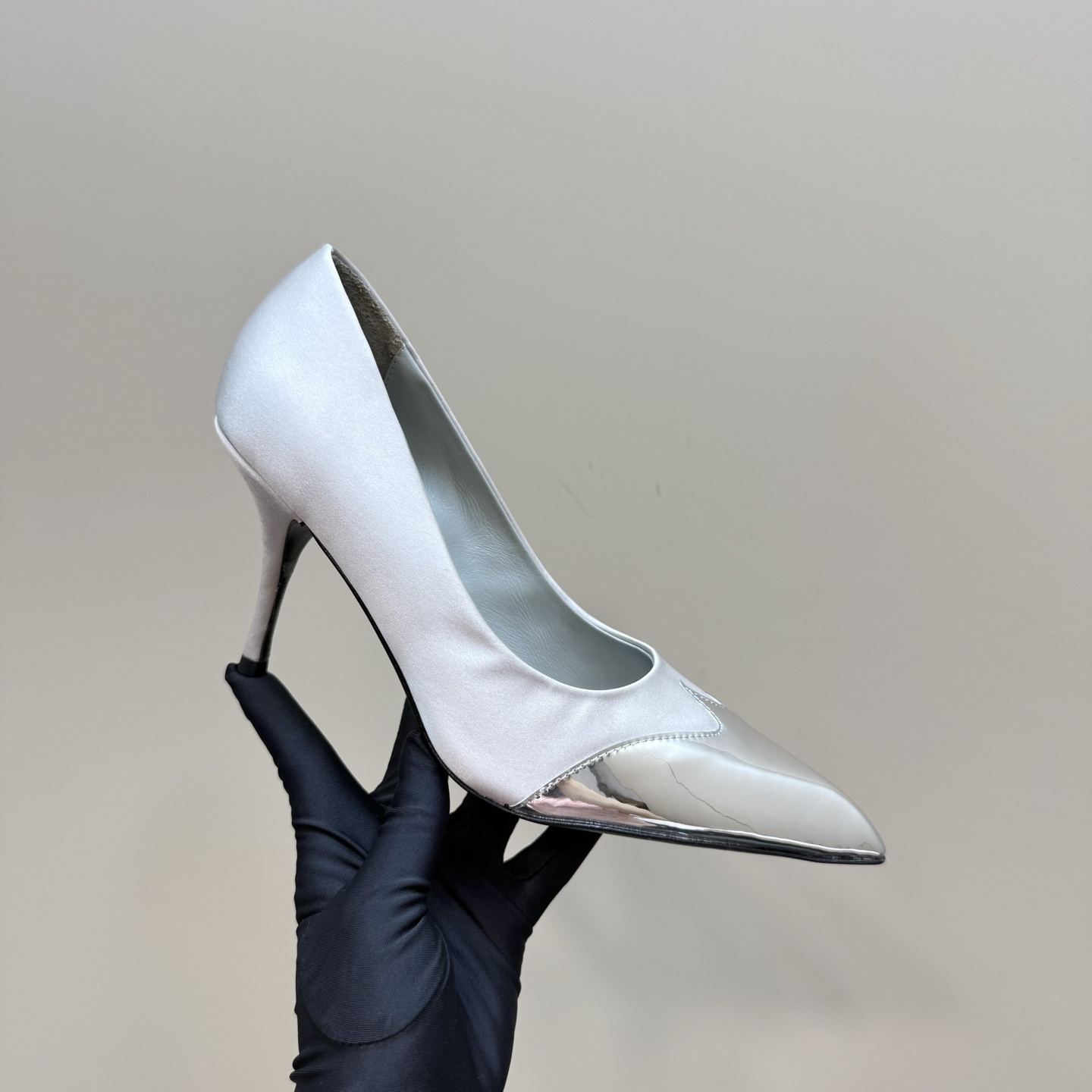高仿Prada*春夏系列1l968O金屬漆皮尖頭細高踭鞋8.5CM米白免檢版