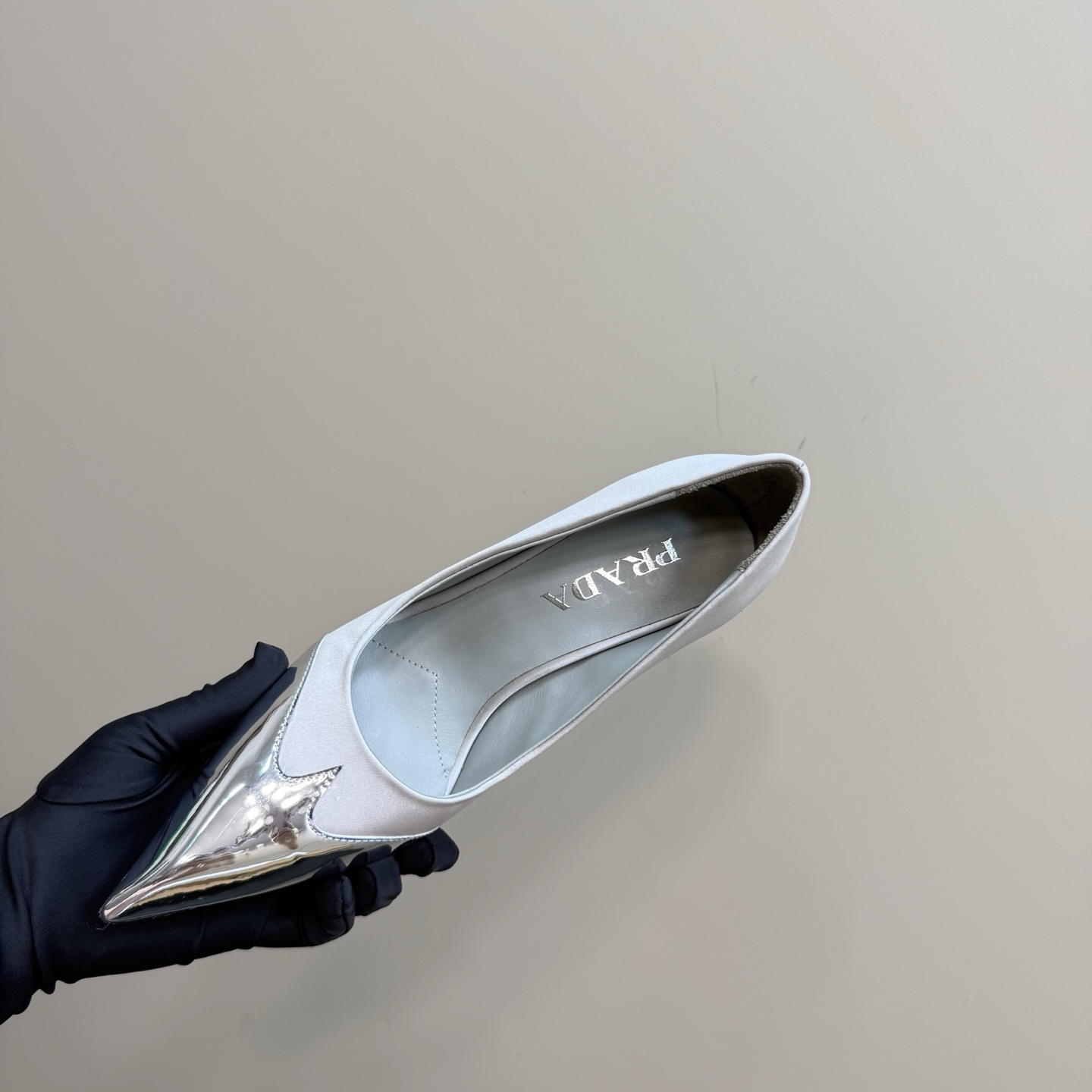 高仿Prada*春夏系列1l968O金屬漆皮尖頭細高踭鞋8.5CM米白免檢版