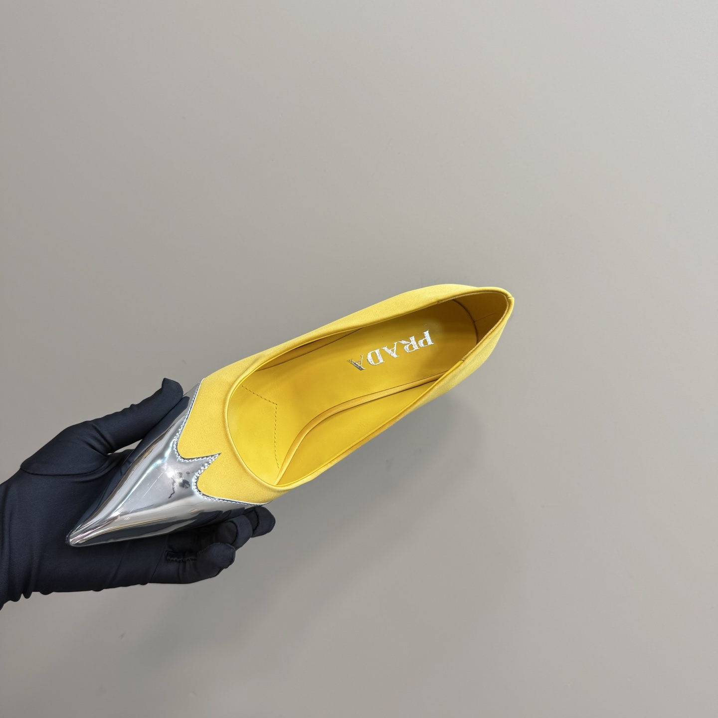 高仿Prada*春夏系列1l968M金屬漆皮尖頭細高踭鞋8.5CM黃色免檢版