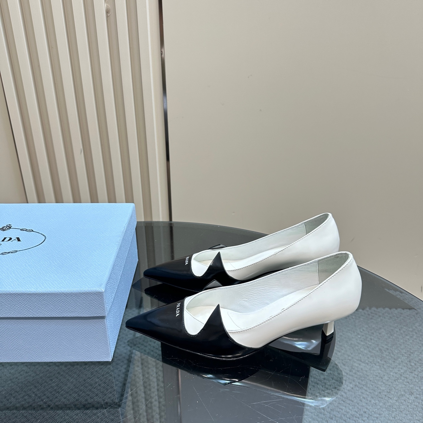 高仿Prada*1I976E尖頭走秀款高踭鞋5.5CM黑白色免檢版