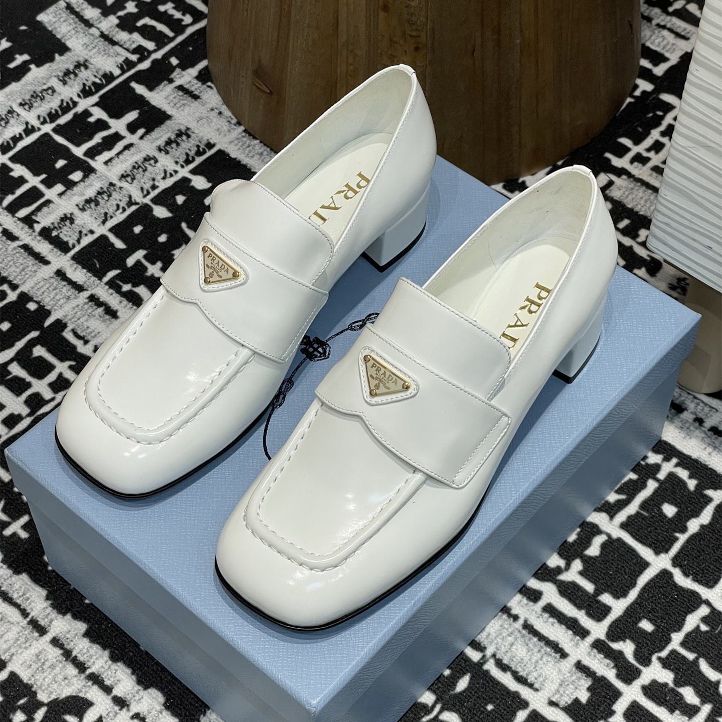 高仿Prada*1D831N方頭套腳樂福鞋3.5CM漆皮白色免檢版
