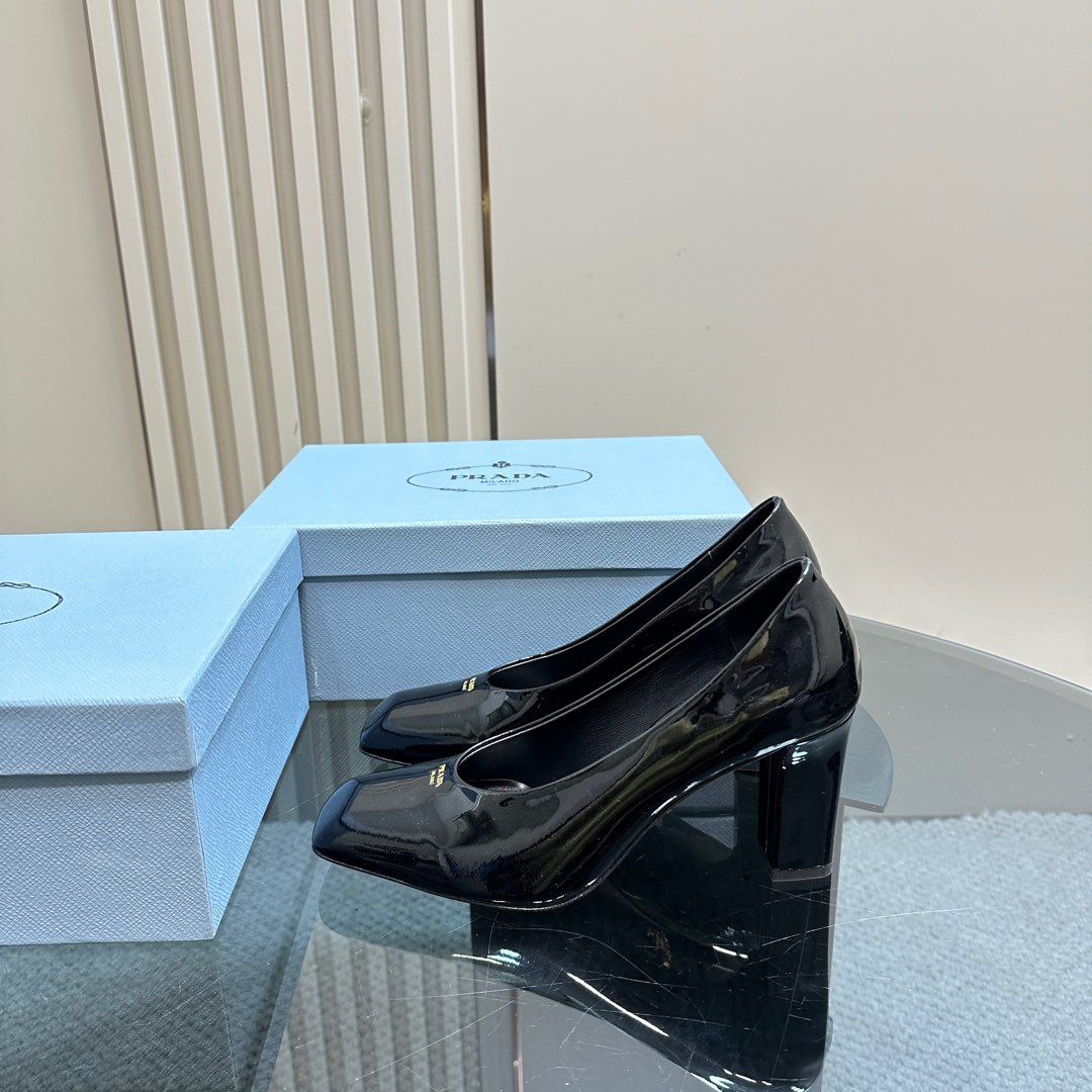 高仿Prada*1I837N方頭粗跟高踭鞋8.5CM漆皮黑色免檢版
