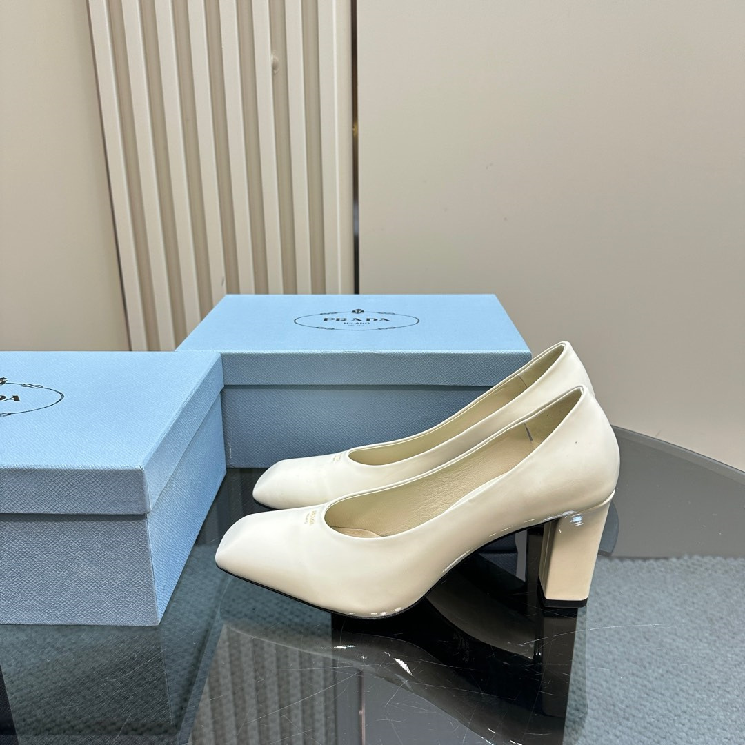 高仿Prada*1I837M方頭粗跟高踭鞋8.5CM漆皮白色免檢版