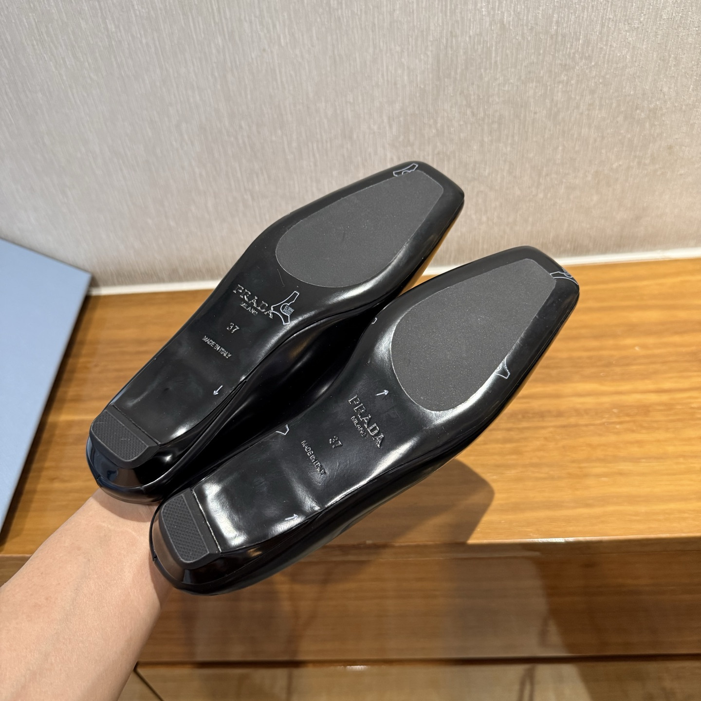 高仿Prada*1S825N方頭皮質休閒拖鞋黑色免檢版