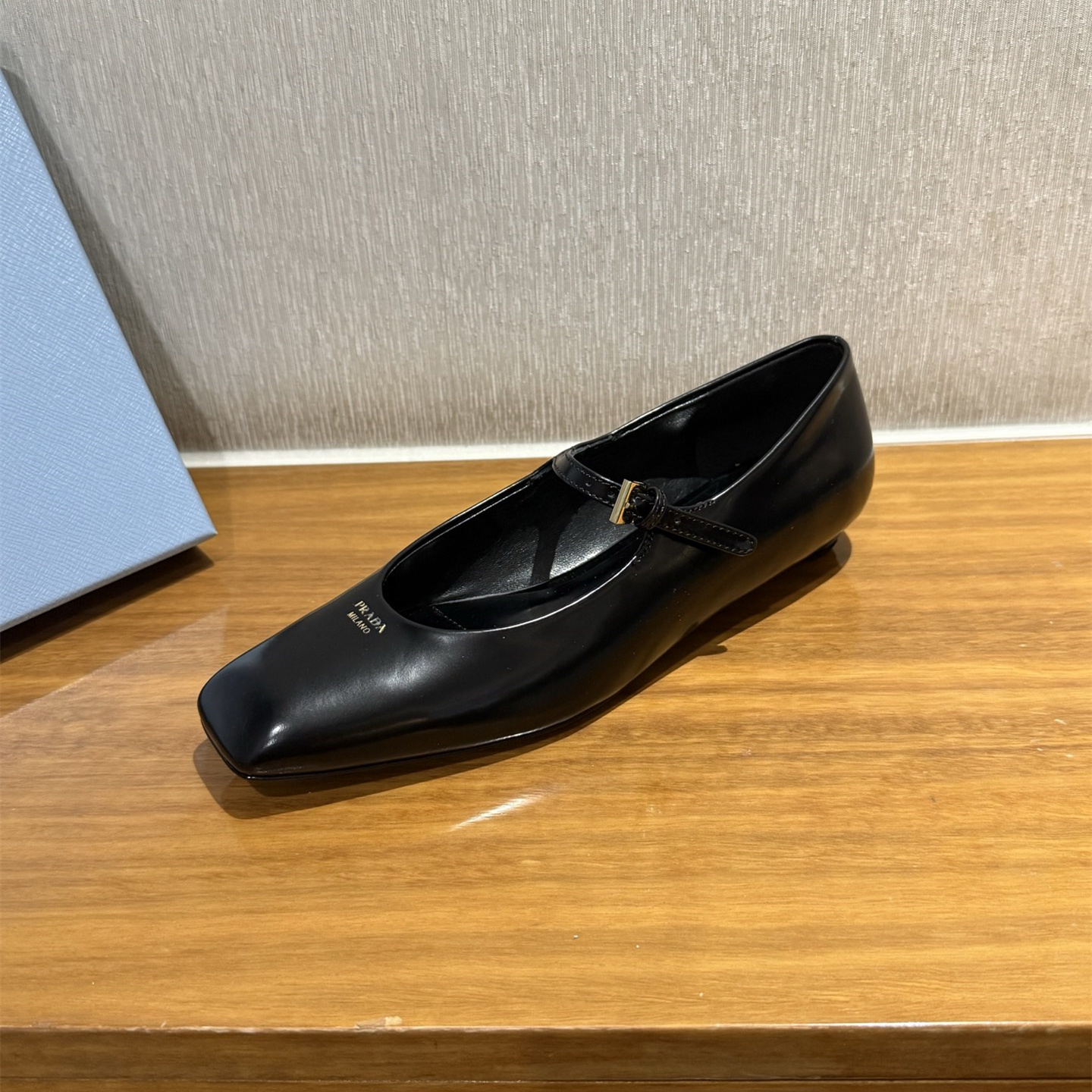 高仿Prada*1F826N方頭皮質塔扣平跟單鞋黑色免檢版