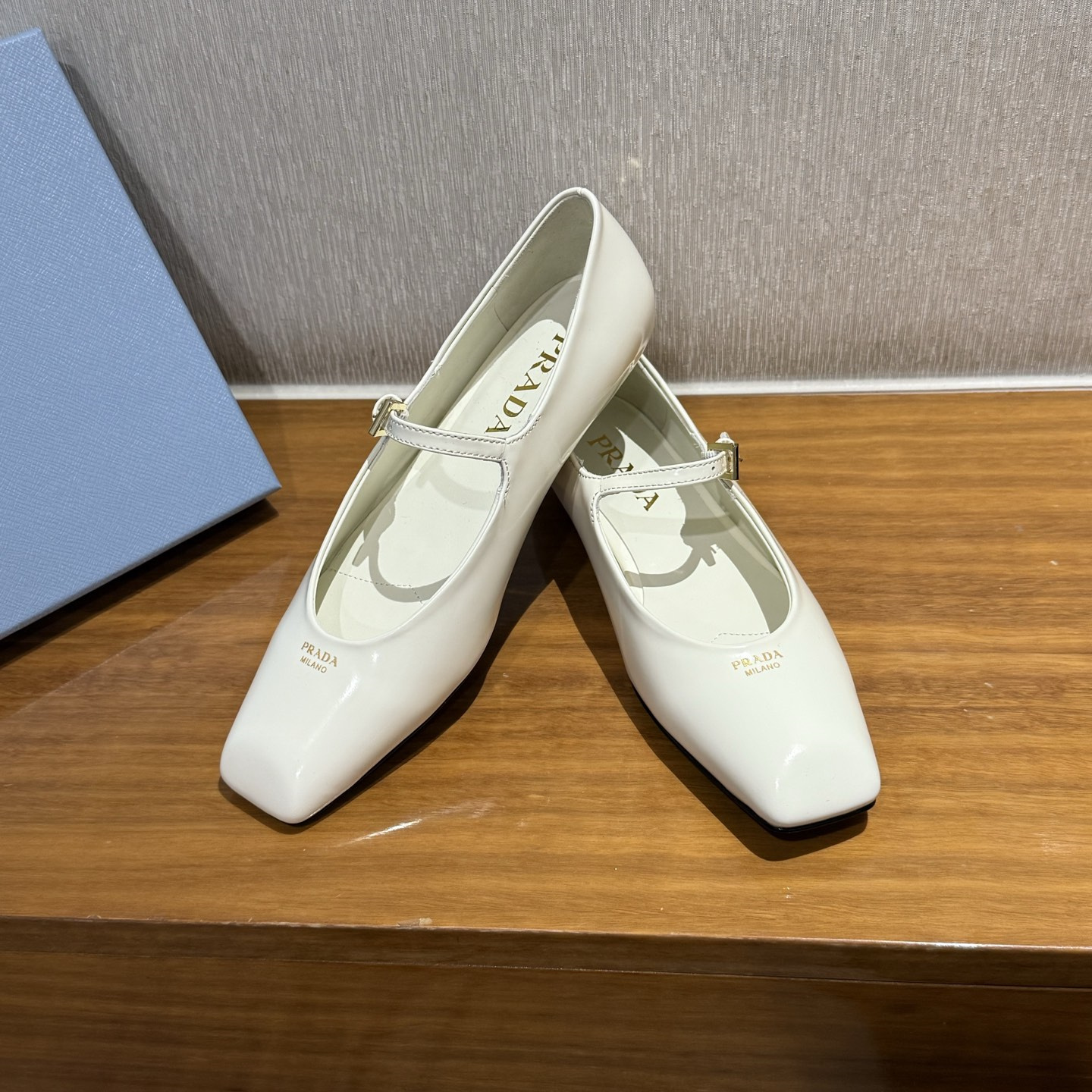 高仿Prada*1F826M方頭皮質塔扣平跟單鞋白色免檢版