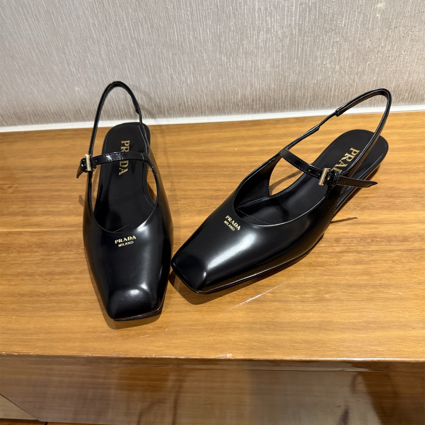 高仿Prada*1F828N方頭皮質塔扣休閒涼鞋黑色免檢版