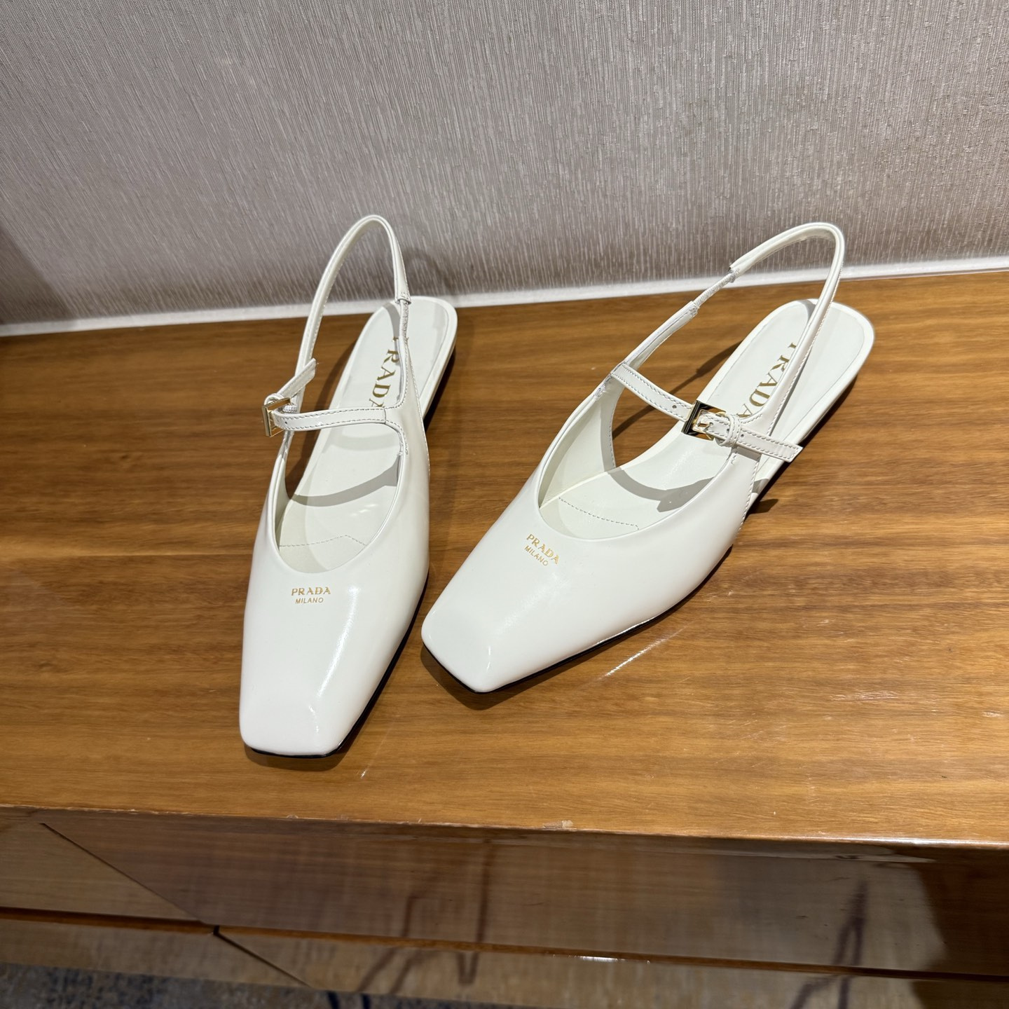 高仿Prada*1F828M方頭皮質塔扣休閒涼鞋白色免檢版