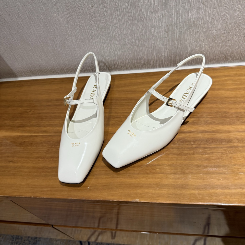 高仿Prada*1F828M方頭皮質塔扣休閒涼鞋白色免檢版