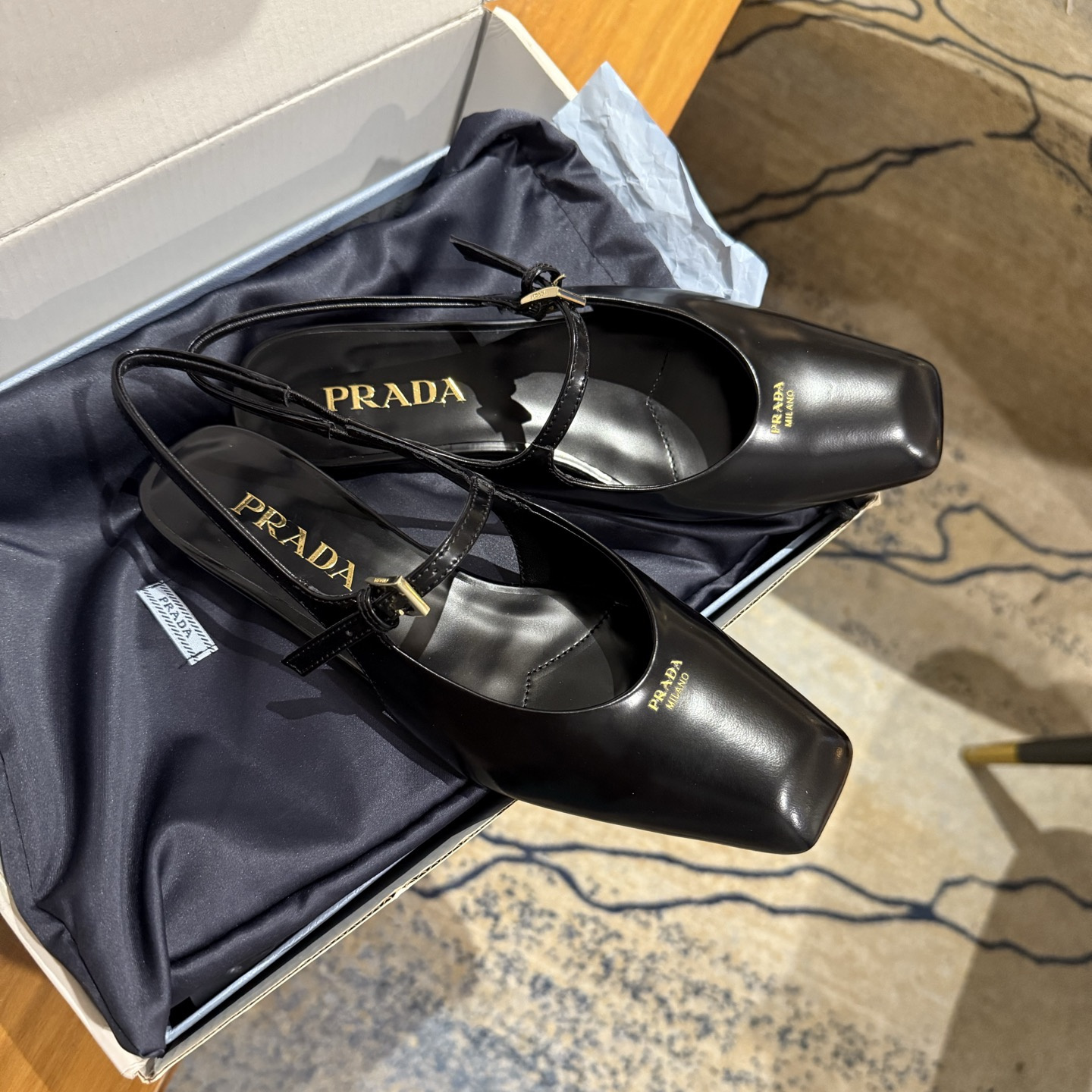 高仿Prada*1F828N方頭皮質塔扣休閒涼鞋黑色免檢版